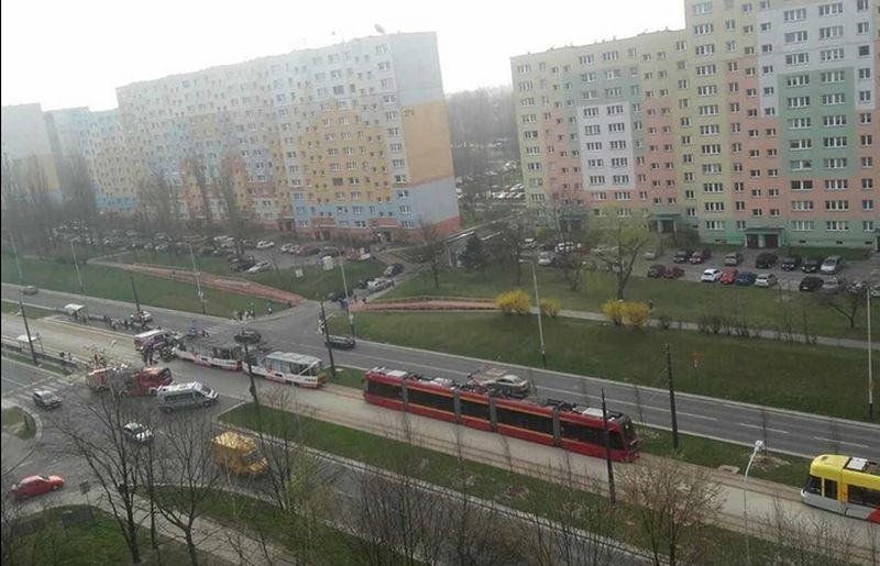 Wypadek na al. Wyszyńskiego. Tramwaj uderzył w samochód  [FILM, zdjęcia]