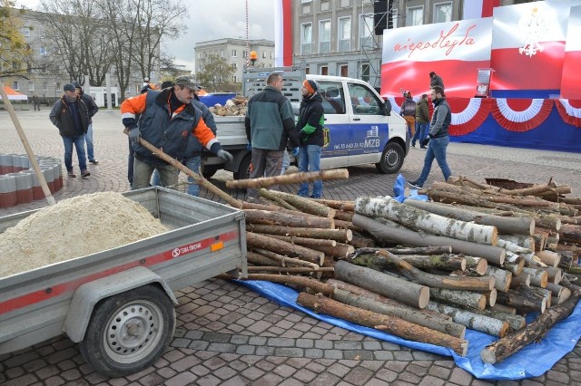 Zwalanie drewna na Placu Piłsudskiego
