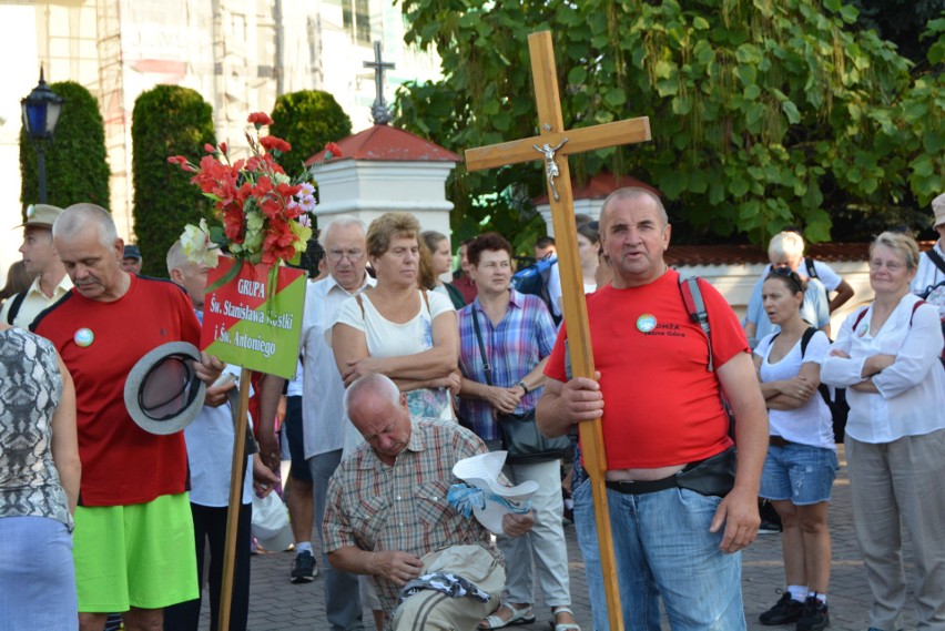 Z Ostrołęki wyruszyła Piesza Pielgrzymka Łomżyńska na Jasną Górę, pątnicy idą po raz 34.