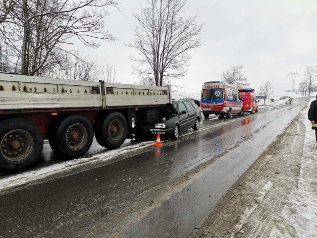 W Półcznie gm. Studzienice kierowca volkswagena uderzył w tył auta ciężarowego. Kierowca osobówki trafił do szpitala. Policja prosi o ostrożność. Na drogach jest bardzo ślisko. (zida)