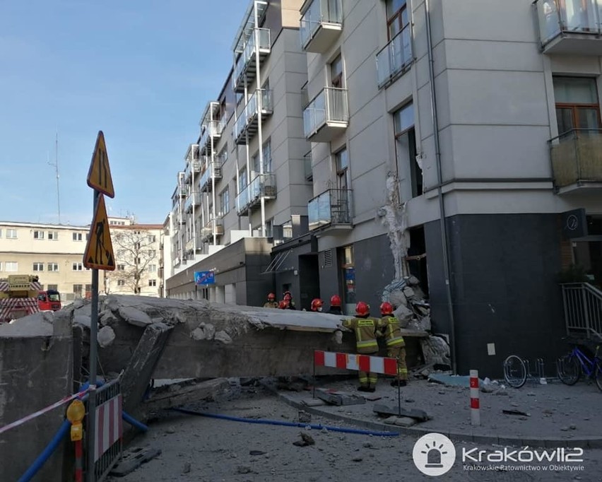 Kraków. Element rozbieranego budynku zwalił się na zamieszkały blok. Jest śledztwo