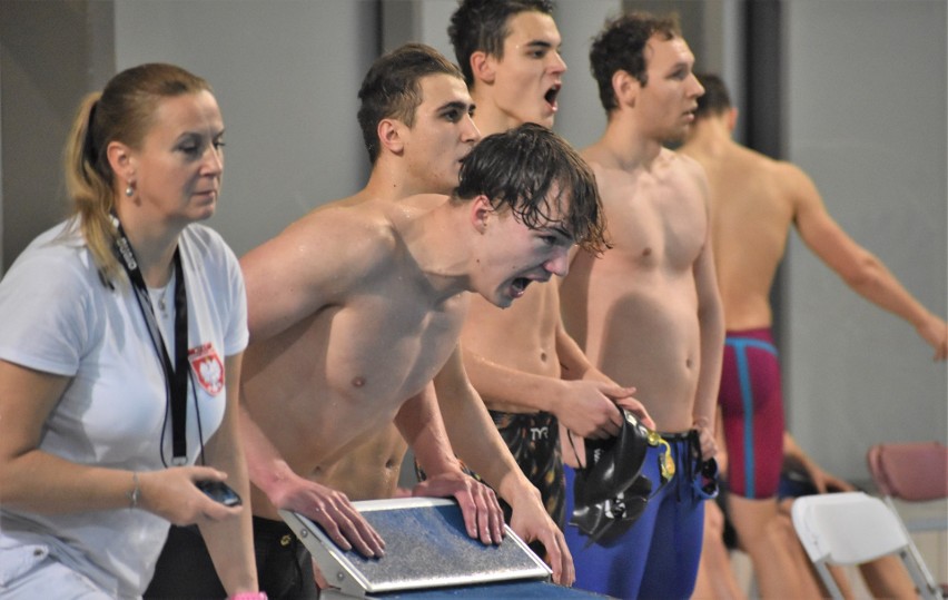 Podczas walki w pływackiej lidze SMS zawodnikom towarzyszą...