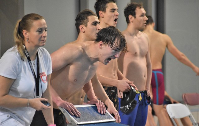 Podczas walki w pływackiej lidze SMS zawodnikom towarzyszą wielkie emocje, zwłaszcza podczas wyścigów sztafetowych.