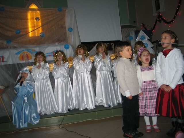 Na scenie prezentuje się jedna z grup tarnobrzeskich przedszkolaków.