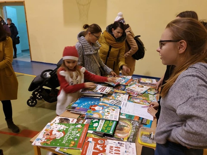 Kiermasz świąteczny w szkole w Ugoszczy (zdjęcia)