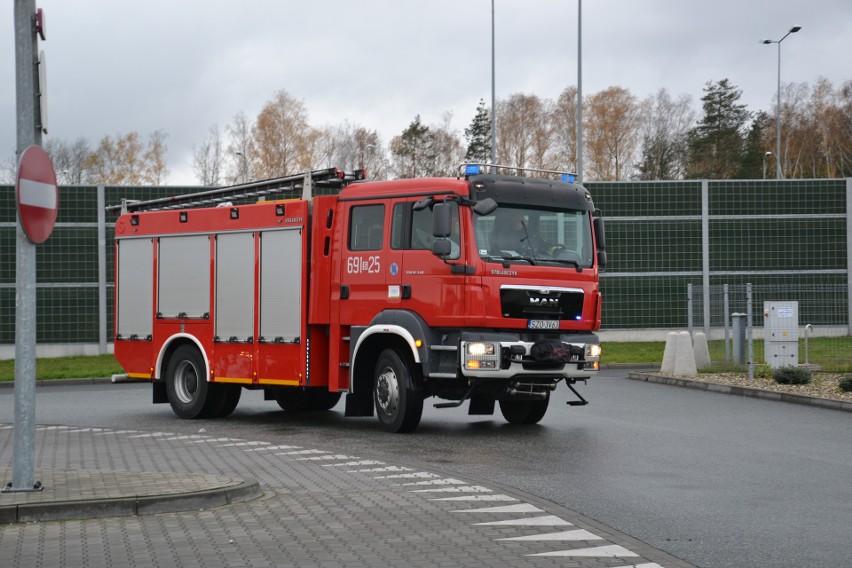 Przy autostradzie A1 w Żorach autobus stanął w ogniu. Strażacy wyciągali rannych ZDJĘCIA