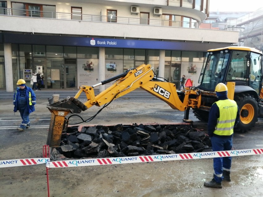 Ogromne utrudnienia na Garbarach w Poznaniu. Ulica jest...