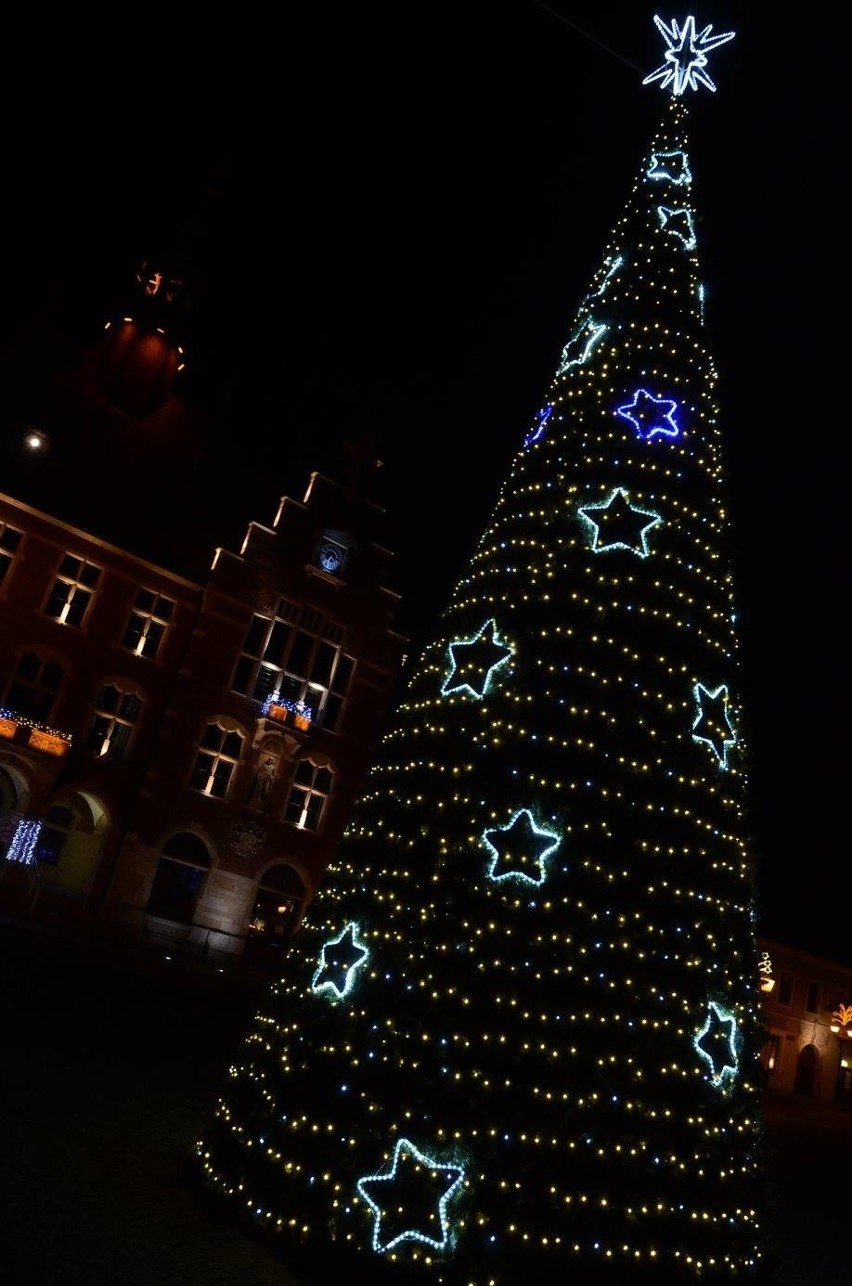 Tarnowskie Góry. Rozbłysły świąteczne iluminacje