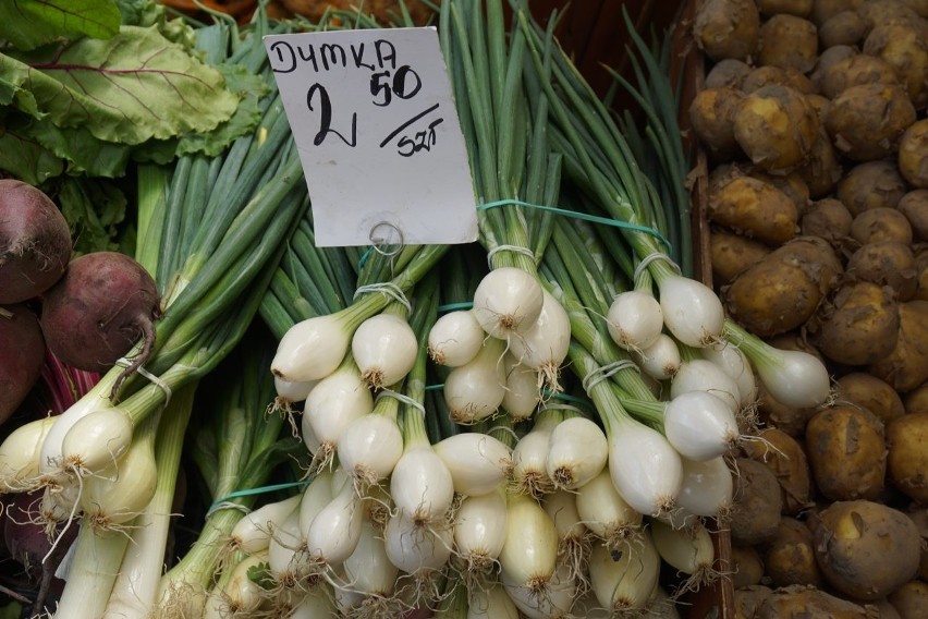 Stragany pełne warzyw i owoców - rynek przy ul. Armii...