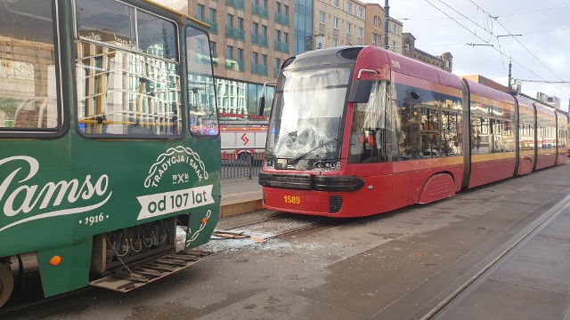 Jadąca w kierunku Olechowa 10A uderzyła w tył stojącego na przystanku tramwaju 18