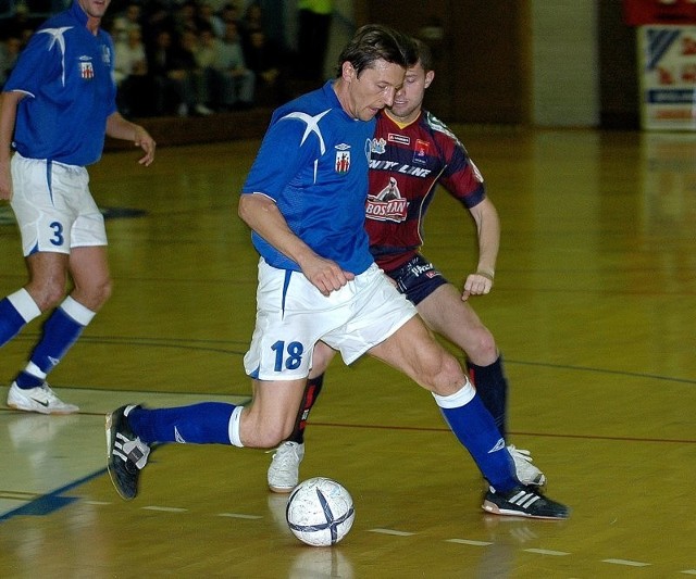 Hurtap Łęczyca (niebieska koszulka) w tym sezonie zremisował z Pogonią' 04 Szczecin (granatowo-bordowe), więc Paradise nie stoi na straconej pozycji.