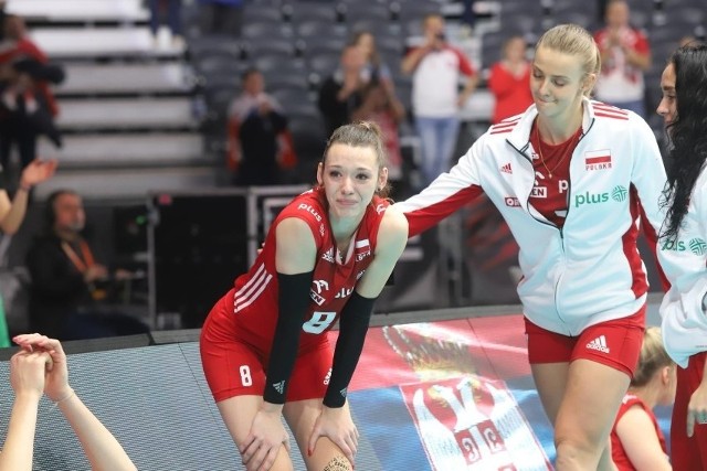 Zuzanna Górecka (z lewej) w czasie meczu Polska - Serbia. 22-letnia przyjmująca siatkarską karierę zaczynała w Radomiu, teraz gra w ŁKS Commercecon Łódź.