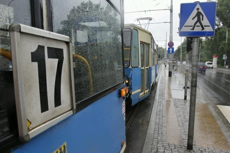 Wrocław: Wypadek na Sienkiewicza. Tramwaj potrącił pieszego (ZDJĘCIA)