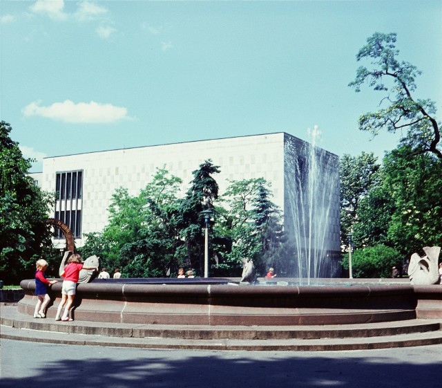 Tak kiedyś wyglądały okolice Galerii Miejskiej bwa i fontanny w parku Kazimierza Wielkiego.