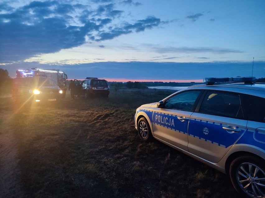 Wypadek nad Bugiem w Wyszkowie. Samochód stoczył się do rzeki, jedna osoba zginęła. 14.05.2022