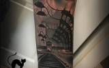 Tatuaż z obozem koncentracyjnym Auschwitz na przedramieniu ZDJĘCIA Tatuażyści: To obraz ku pamięci, a nie propagowanie nazizmu
