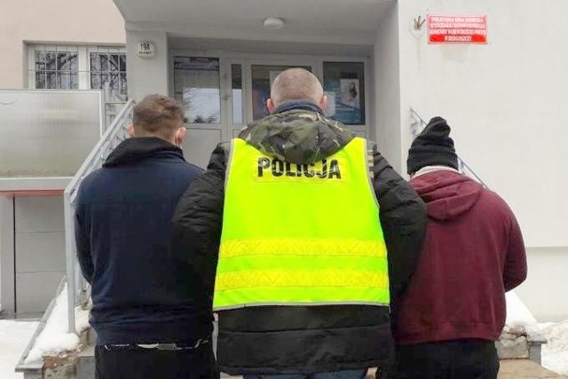 Policjanci z Fordonu zatrzymali trzy osoby podejrzane o kradzież katalizatora.