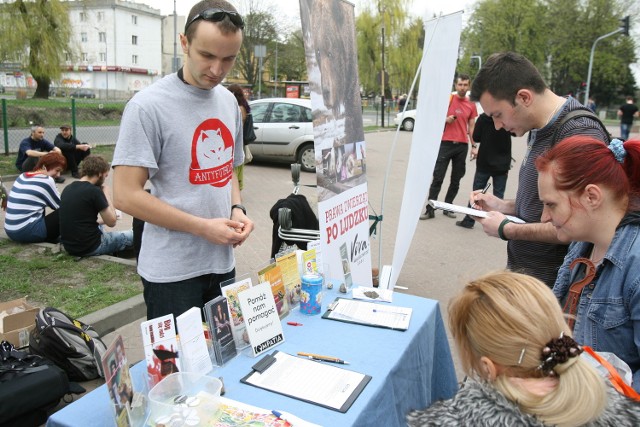 "Jestem Zwierzęciem. Myślę. Czuję. Chcę żyć". Happening przy Manufakturze.