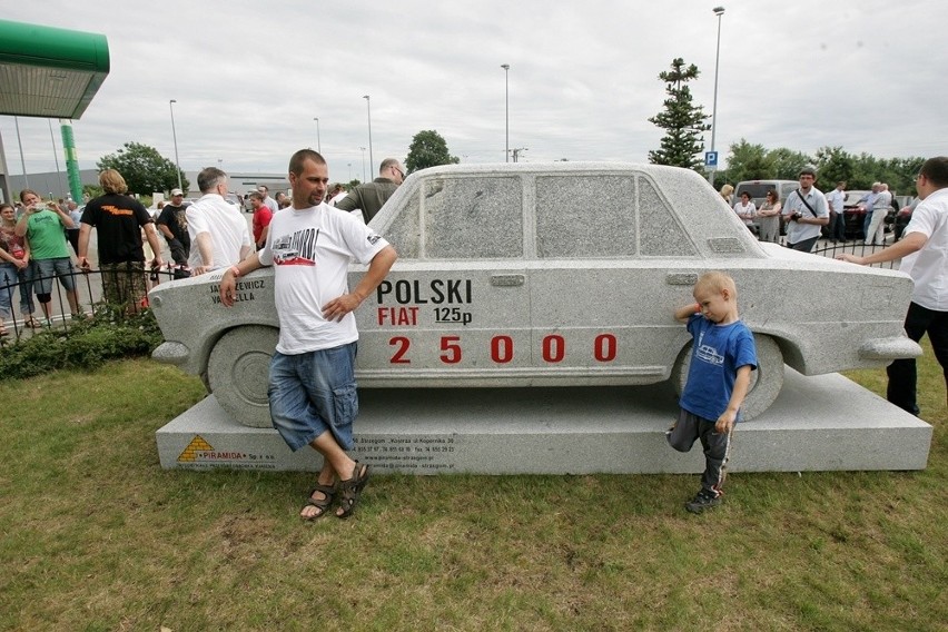 Pomnik fiata 125p na czterdziestolecie rekordu prędkości (ZDJĘCIA)