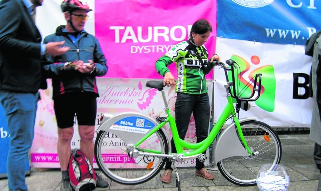 Rower miejski, jaki znajdzie się w sieci bezobsługowych wypożyczalni, został zaprezentowany przed niedzielnym rajdem. Jest wyposażony w trzybiegowe przerzutki