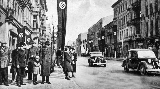 11 kwietnia 1940 r. niemieccy okupanci zmienili nazwę Łódź na Litzmannstadt. Ulicę Piotrkowską przemianowali na Adolf Hitler Strasse.