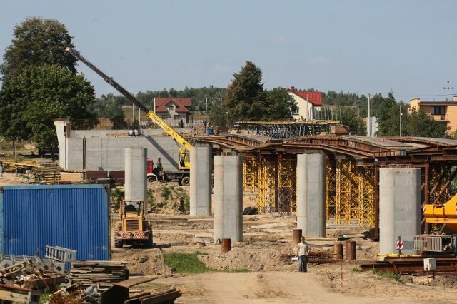 Słupy nowego mostu na Lubrzance już stoją. Trwają prace przy budowie pomostu nad rzeką.