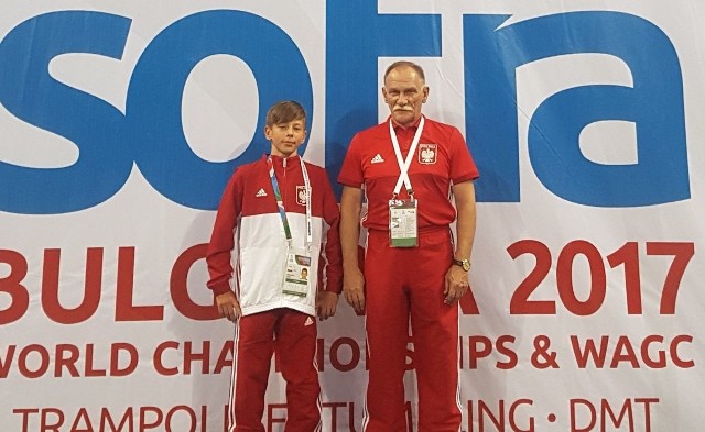 Oskar Omański z trenerem Adamem Makowskim na mistrzostwach świata w Sofii.