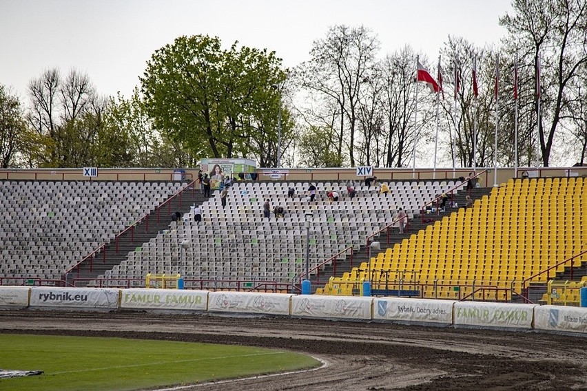 Panie z Ukrainy czyszczą krzesełka na stadionie w Rybniku...