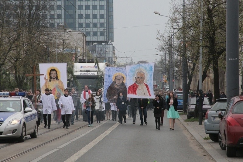 Marsz dla Jezusa przeszedł ul. Piotrkowską do katedry [ZDJĘCIA]