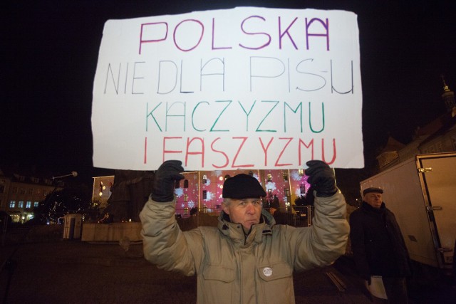 Protest zaczął się około godz. 17. Płyta Starego Rynku była w dużej części zajęta ludźmi. Pojawiły się transparenty z napisami przeciwko rządom PiS.