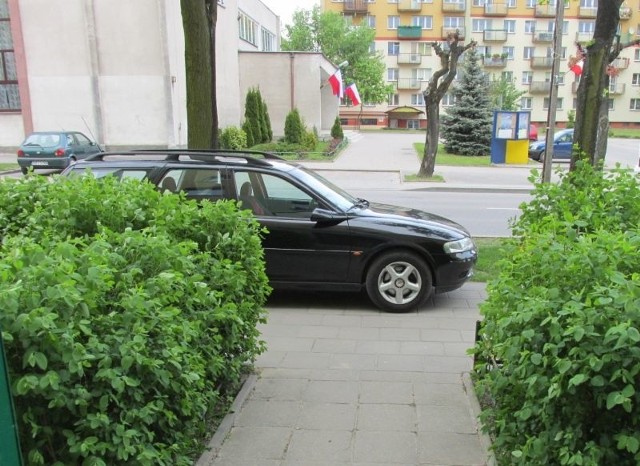 Parkowanie na chodniku przed samym wejściem do klatki przy ul. 3 Maja w Bielsku Podlaskim