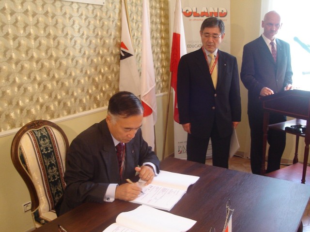Umowę ze strony japońskiej podpisał Takashi Urano, prezes i dyrektor generalny Bridgestone Europe.