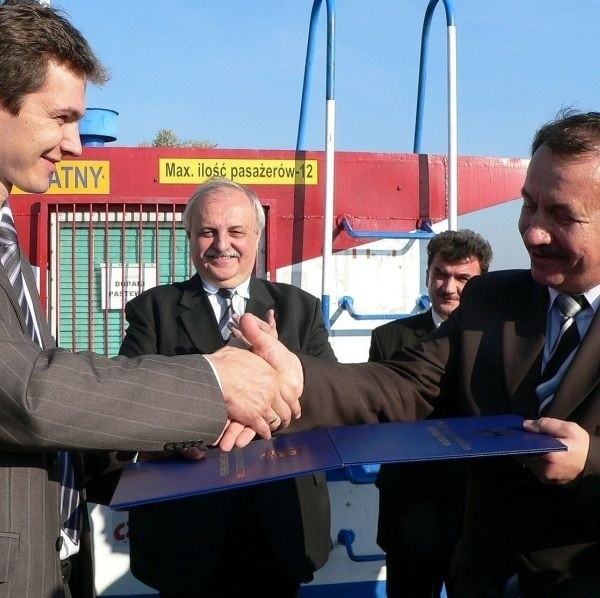 Porozumienie na promie podpisali w środę marszałkowie Adam Jarubas (z lewej) i Wojciech Kozak.