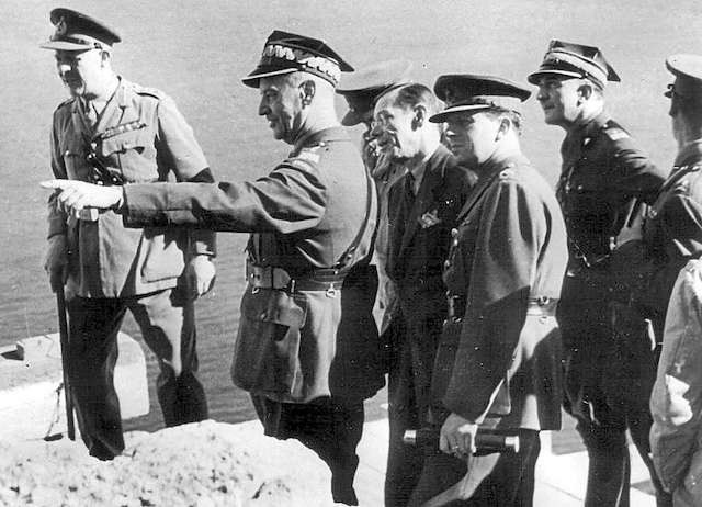 Jedno z ostatnich zdjęć gen. Władysława Sikorskiego, wykonane podczas jego pobytu w Gibraltarze tuż przed tragiczną śmiercią w 1943 roku.