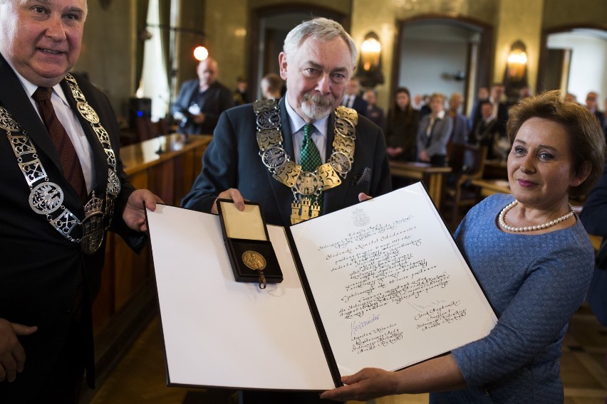 Medal z rąk Jacka Majchrowskiego odebrała Liliana Sonik