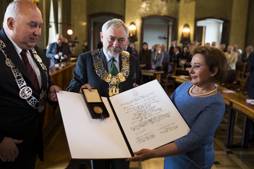 Medal z rąk Jacka Majchrowskiego odebrała Liliana Sonik