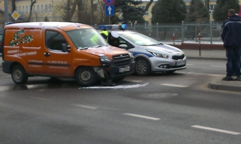 Ul. Antoniukowska. Fiat zderzył się z toyotą (zdjęcia)