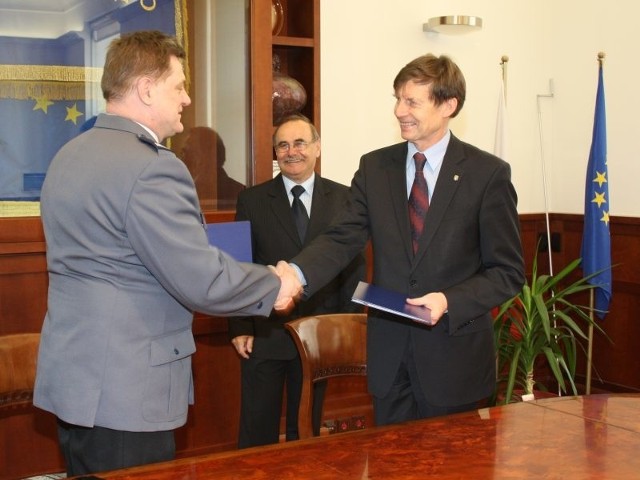 Umowę podpisali prezydent Ryszard Zembaczyński i Jan Lach, komendant miejskiej policji.