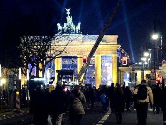 Zdjęcie archiwalne za Berlina, gdy mieszkańcy witali rok 2012 pod Bramą Brandenburską