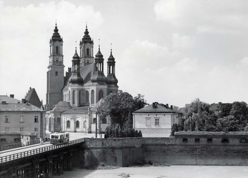 Widok na odbudowaną katedrę od strony Śródki na fotografii...