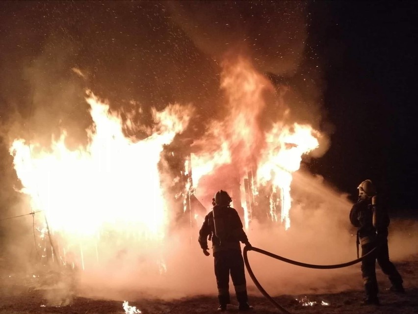 Powiat suski. Pożar drewnianej stolarni. Budynek płonął jak pochodnia