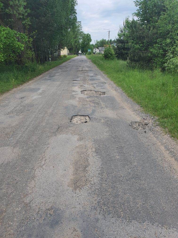 Zły stan drogi powiatowej na odcinku Wola Pieczyska - Pieczyska, w gminie Chynów. Mieszkańcy skarżą się na dziury 