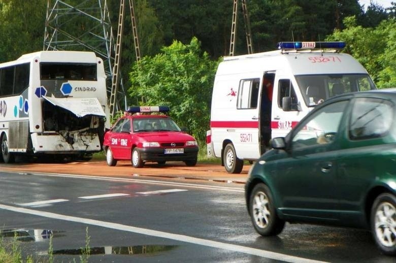 W Pile ciężarówka wjechała w autokar, który zatrzymał się...