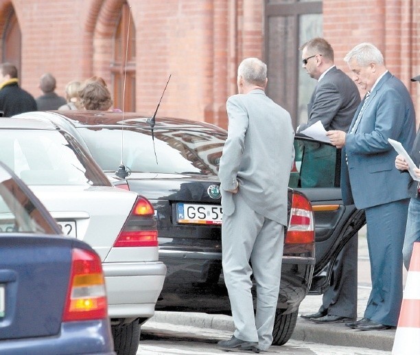 Po mieście prezydent Słupska zwykle jeździ w otoczeniu swoich współpracowników służbowym samochodem, który prowadzi jego kierowca. Do Brukseli natomiast wyjeżdża prywatnym samochodem.