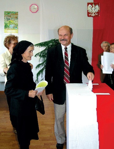 Zygmunt Klepacki z 83-letnią mamą Stefanią i żoną Urszulą oddali głosy w szkole przy ulicy Roweckiego "Grota&#8221;