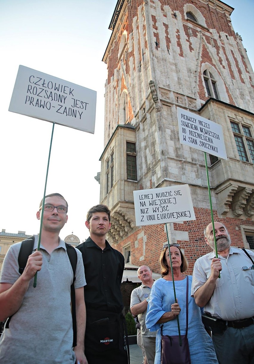 Na krakowskim Rynku znów zapłonęło światełko dla sądów [ZDJĘCIA]