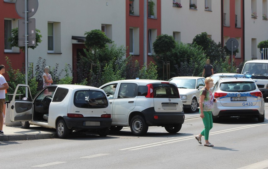 Oświęcim. Uszkodzone dwa fiaty po zderzeniu na al. Słowackiego