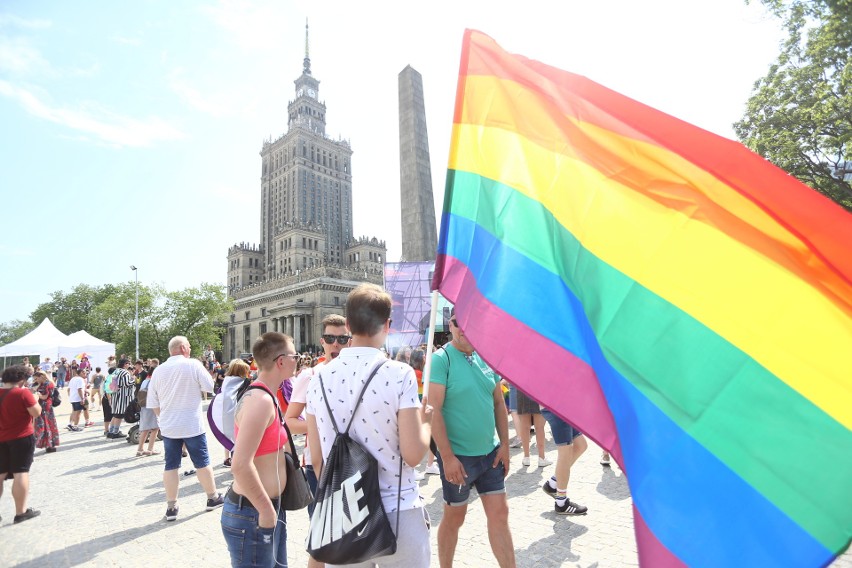 Parada Równości 2019 Warszawa [ZDJĘCIA] Kolorowy marsz przeszedł 8.06 ulicami stolicy. Wziął w nim udział Rafał Trzaskowski [WIDEO]