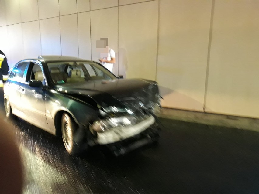 Wypadek w tunelu na pl. Dominikańskim. BMW uderzyło w ścianę 