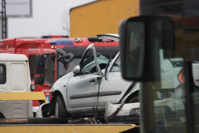 Koszmarny wypadek w Czeladzi. Zginęły dwie osoby po zderzeniu dwóch samochodów.CO SIĘ WYDARZYŁO? CZYTAJ TUTAJW WYPADKU ZGINĘŁY 2 OSOBY, A 3 SĄ POWAZNIE RANNE SZCZEGÓŁYWypadek w Czeladzi